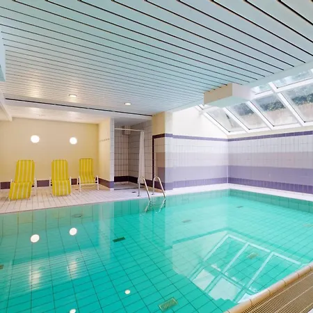 Strandnahe Mit Schwimmbad Im Haus, A Cappella 05, * Binz